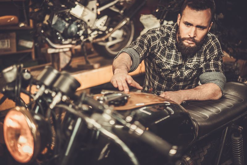 在定制车库中建造复古风格的咖啡馆赛车摩托车