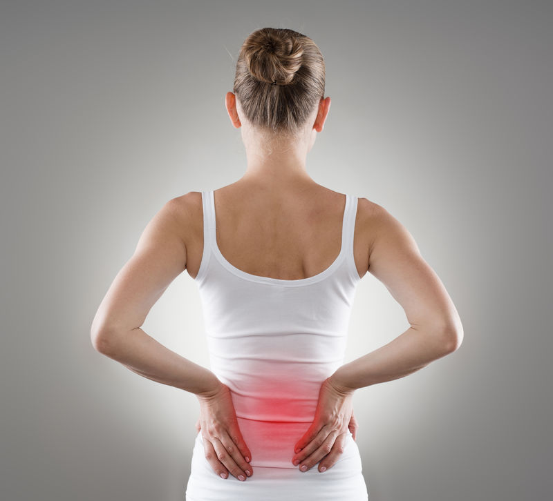 腰部痉挛-脊骨受伤的年轻女子-脊柱炎症、疼痛和治疗