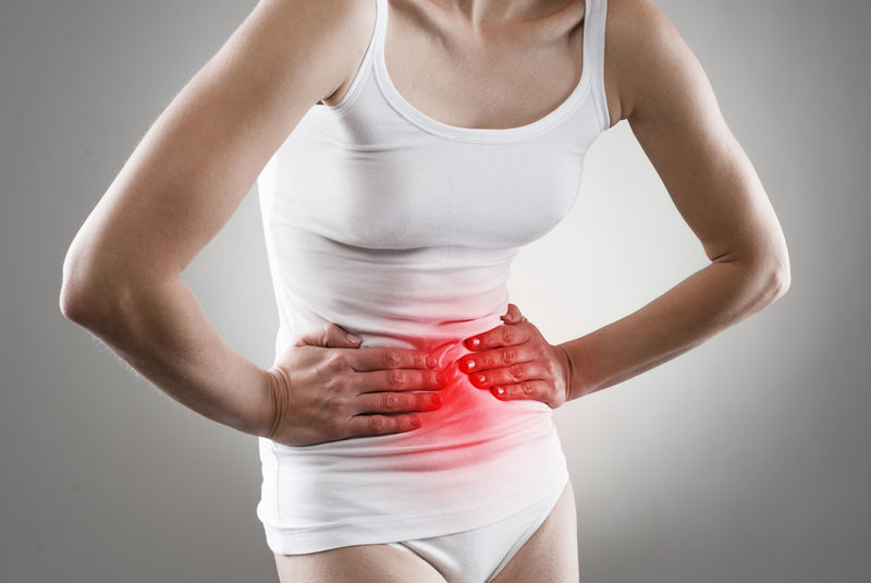 胃痛的年轻女性-慢性胃炎-溃疡-腹部肿胀的概念