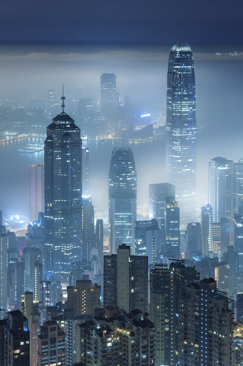 香港市在朦胧的夜景维多利亚港