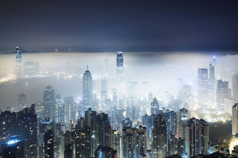 香港市在朦胧的夜景维多利亚港