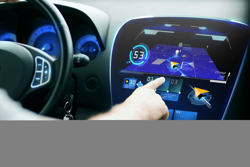 交通、目的地、现代技术和人的概念-男性手用汽车仪表盘屏幕上的导航系统搜索路线