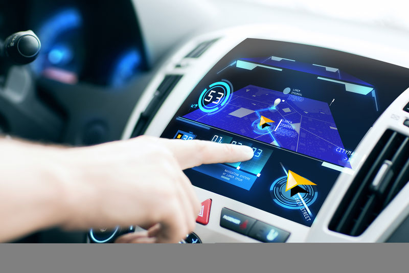 交通、目的地、现代技术和人的概念-男性手用汽车仪表盘屏幕上的导航系统搜索路线