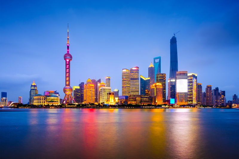 上海-中国市的天际线在黄浦河上