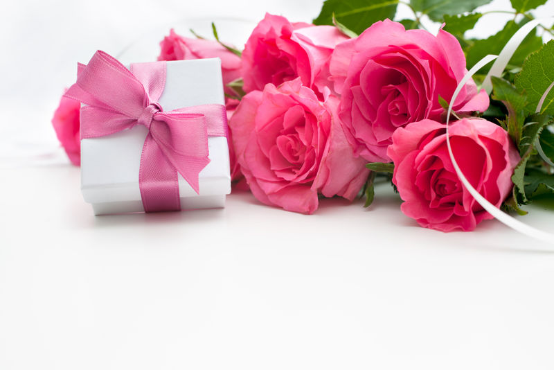 白底玫瑰和礼品盒