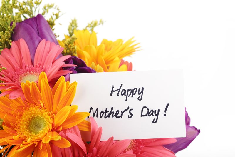 母亲节的概念——用彩色鲜花张贴卡片