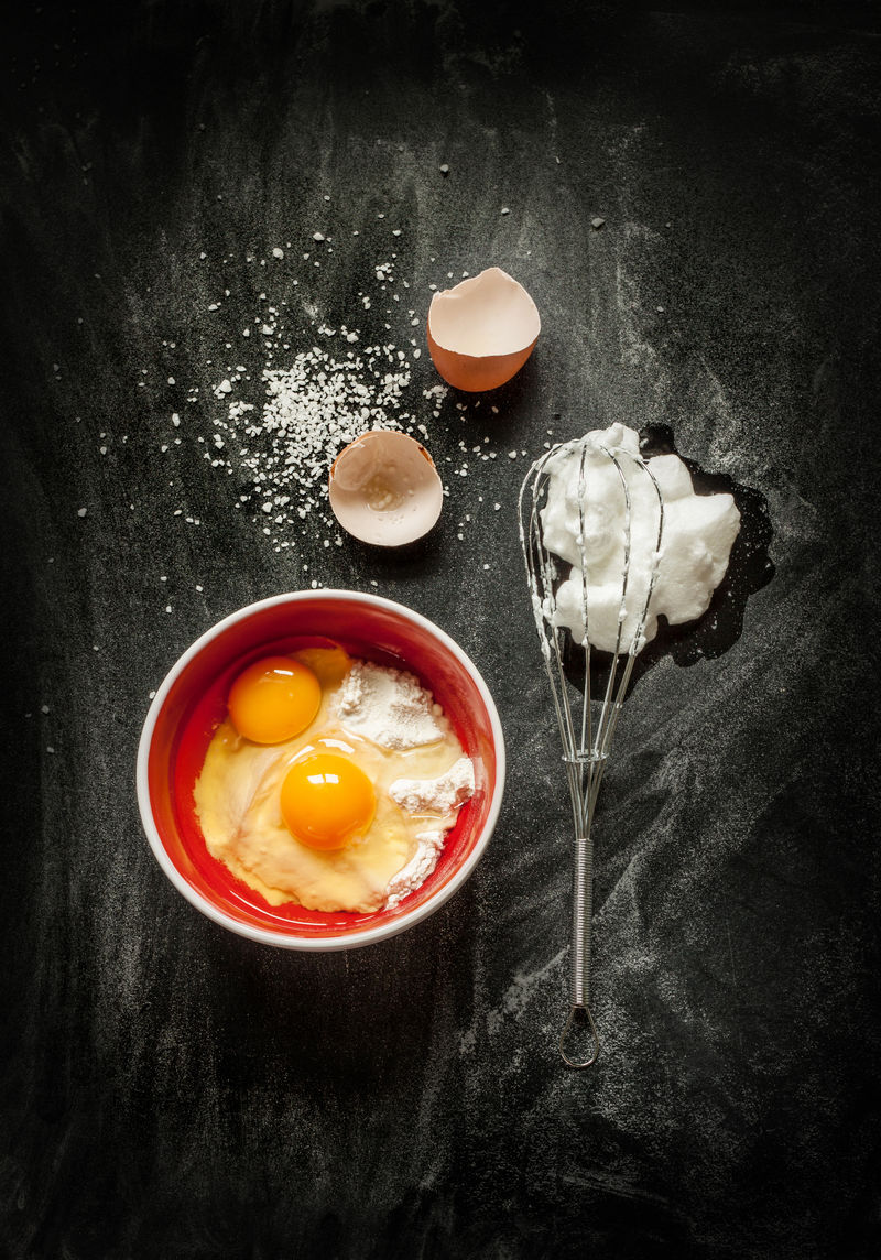 烘焙蛋糕配料-碗-面粉-鸡蛋-蛋清泡沫-打蛋器和蛋壳黑色黑板上面-烹饪课程海报概念-文本空间布局