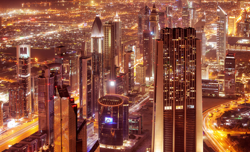 迪拜城夜晚-美丽的现代建筑闪耀着灯光-鸟瞰美丽的城市景观-著名的商业和旅游目的地-联合酋长国
