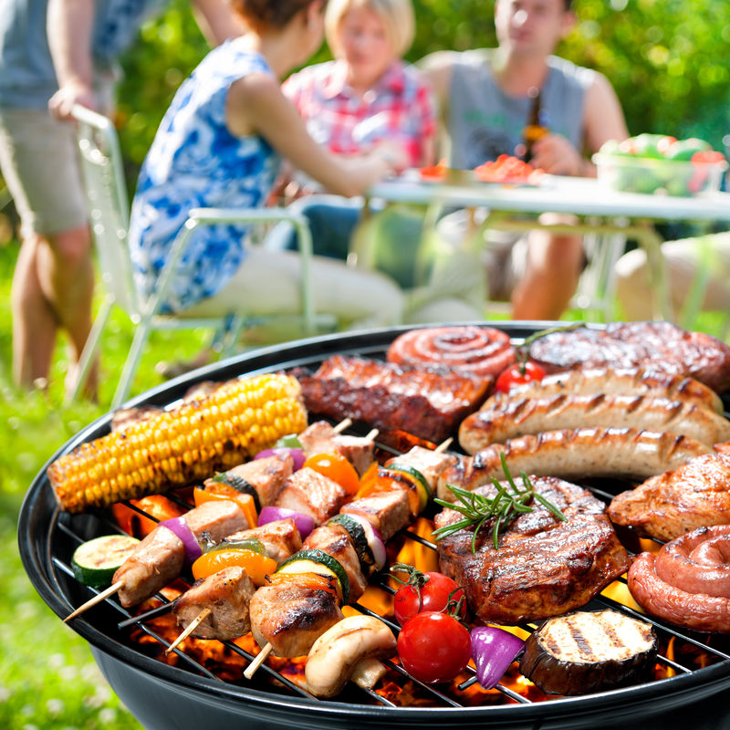 夏天一家人在花园里举行烧烤聚会