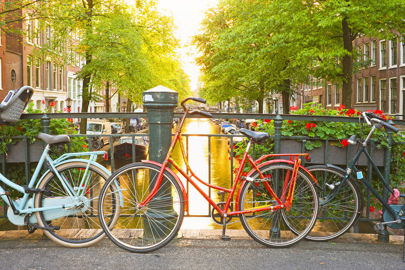 荷兰阿姆斯特丹大桥上的自行车