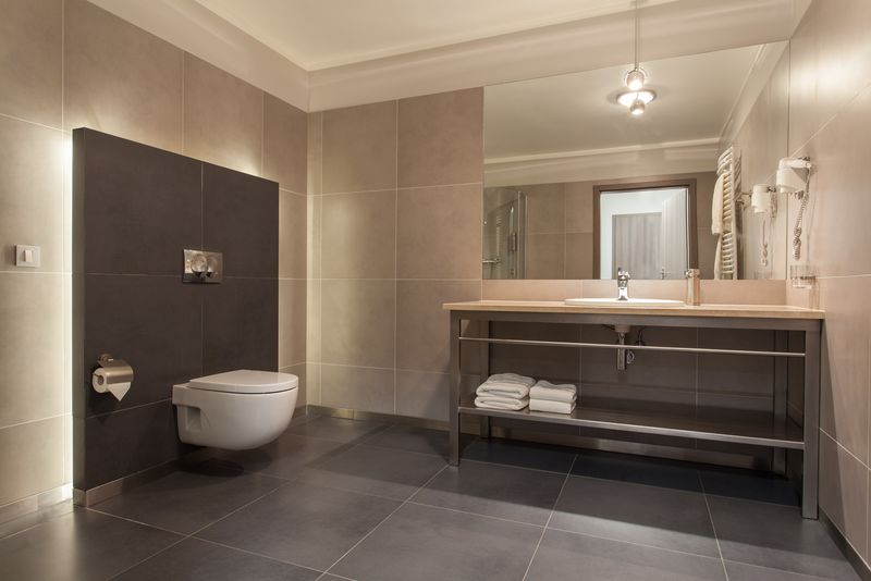 伍德兰酒店-现代灰色浴室的内部