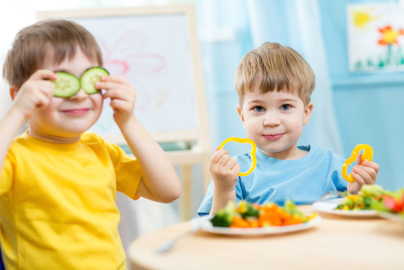 孩子们在托儿所或家里吃健康食品