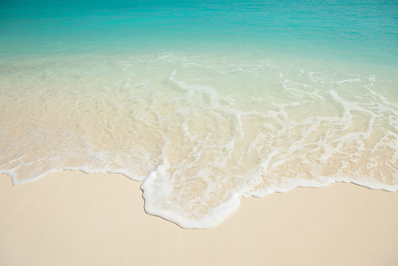 热带海滩-海浪背景-白沙和水晶蓝海-海水自然-沙滩放松-夏日海滨度假-马尔代夫群岛波浪背景