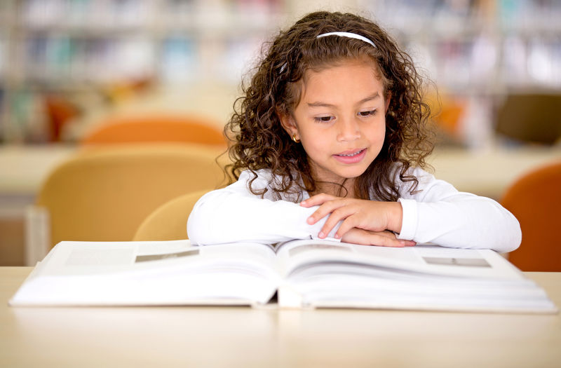 在图书馆读书的小女孩