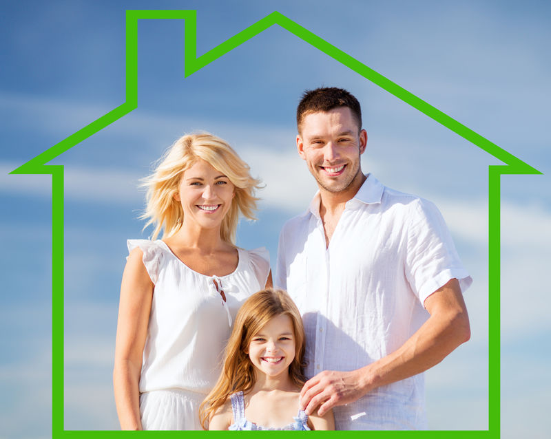 家、幸福与房地产概念-蓝天背景下的幸福家庭和房屋形状的插图