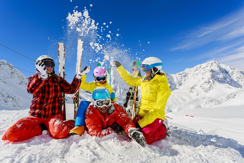 滑雪-冬季-雪地-滑雪者-阳光和娱乐——享受寒假的家庭