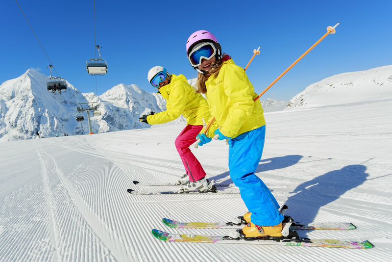 滑雪、滑雪、下雪和娱乐——享受冬季假期的家庭