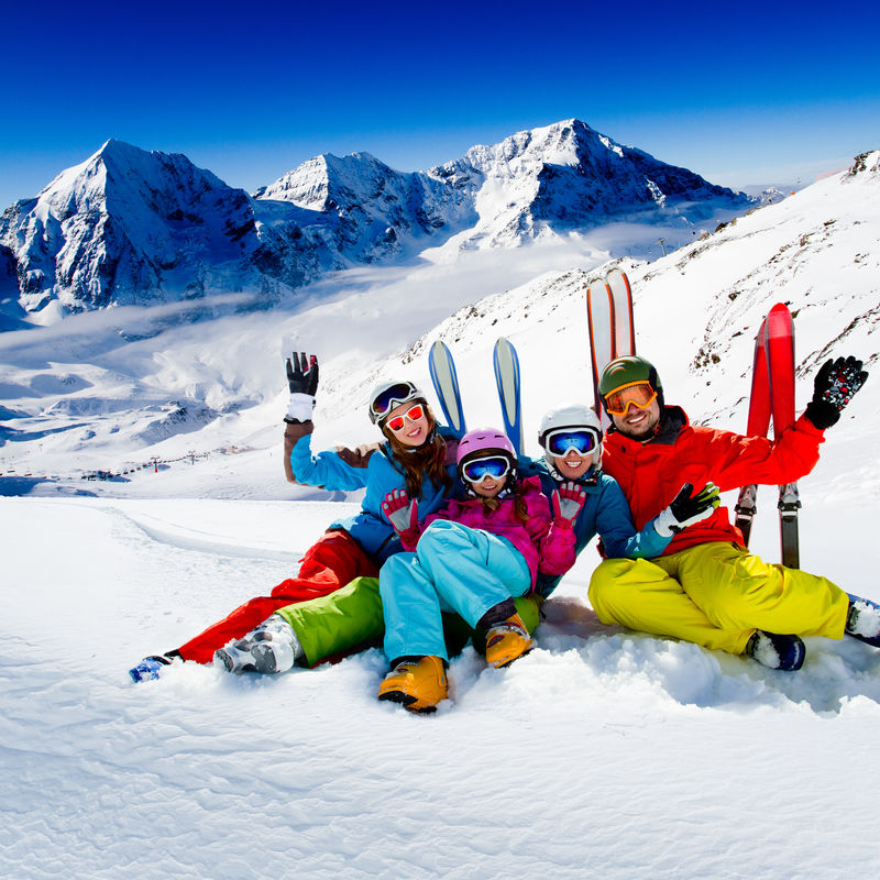 滑雪-冬季-雪地-滑雪者-阳光和娱乐——享受寒假的家庭
