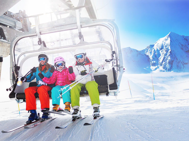 滑雪- skiers我们滑雪升降机