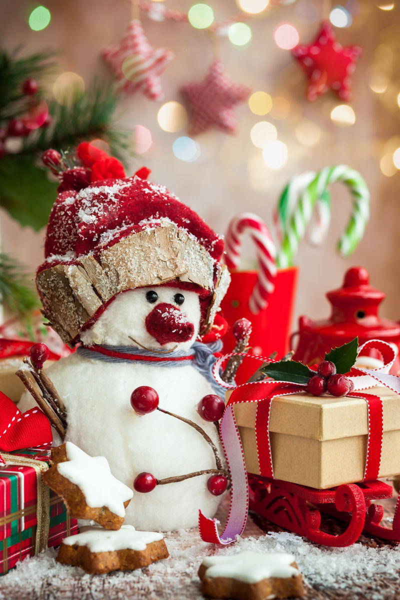 雪人、圣诞礼物和木制甜食