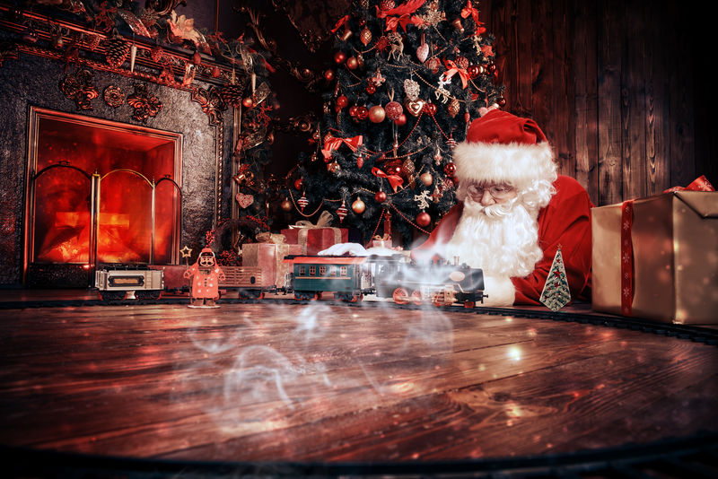 圣诞老人快乐地在圣诞树下玩玩具-圣诞节概念-神奇时刻