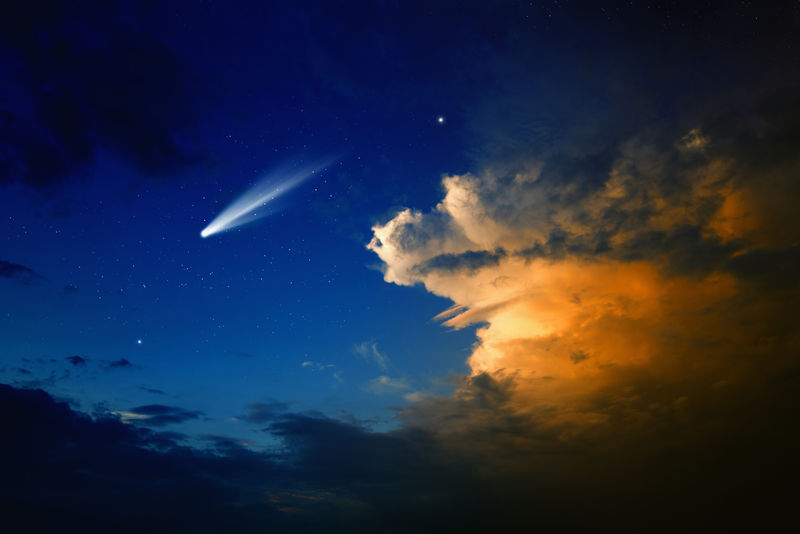 科学背景-深蓝色天空中明亮的彗星-有星星和发光的云