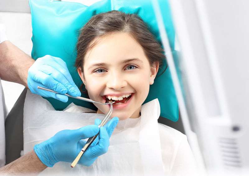 看了口腔卫生-孩子去看牙医-儿童在牙科手术椅上进行牙科治疗