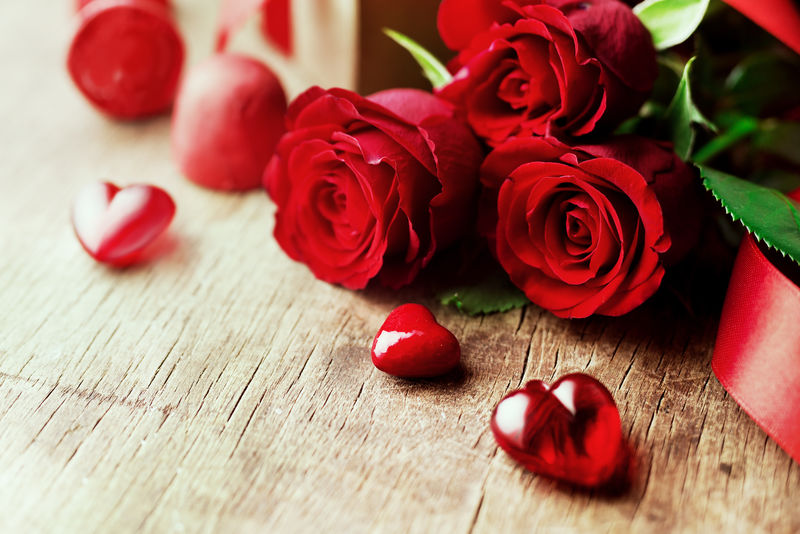 木板上的玫瑰和红心-情人节背景-婚礼日