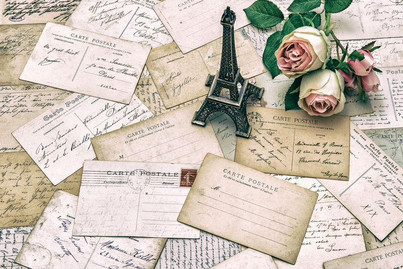 玫瑰-古老的法国明信片-从巴黎来的艾菲尔铁塔-怀旧的假日背景-复古风格色调图片