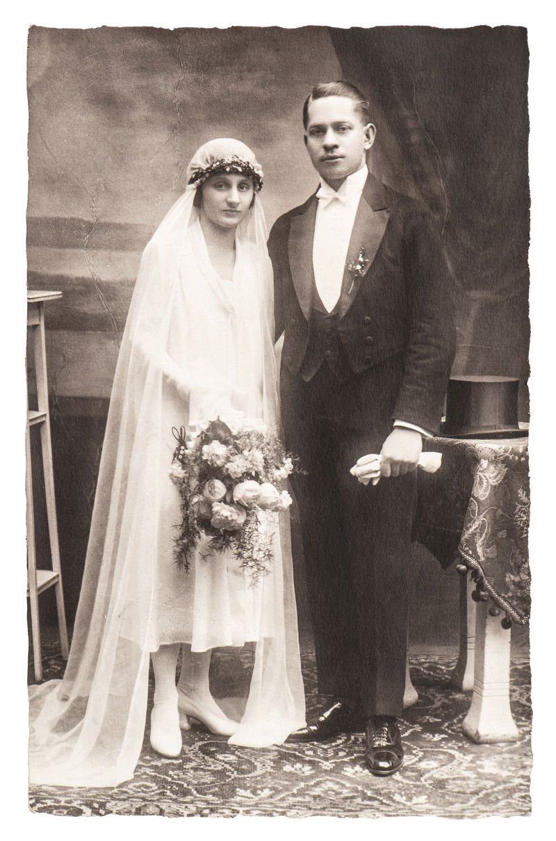 古董婚纱照-新婚夫妇的肖像-带有原始划痕和薄膜纹理的怀旧图片