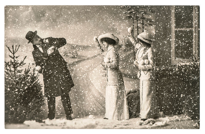 快乐的年轻人在雪地里玩耍-带原始刮痕和薄膜纹理的复古圣诞节图片