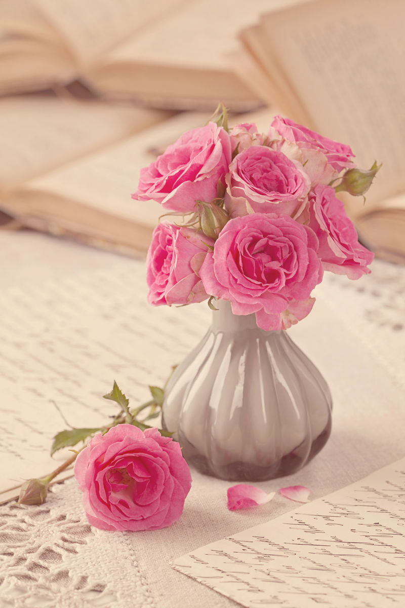 粉红色的花、信件和旧书