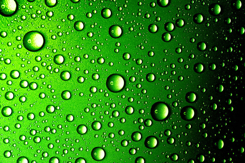 水滴近距离下落-水滴、水滴的抽象绿色背景