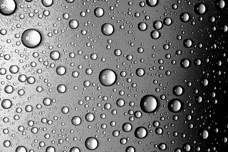 水滴近距离下落-抽象的黑白背景水滴-水滴特写