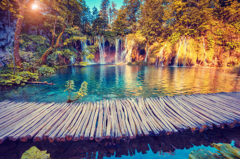 在普里特维茨湖国家公园-您可以欣赏到绿松石水和阳光灿烂的光束-克罗地亚-欧洲-戏剧性的异常场景-美丽世界-复古过滤和复古风格-Instagram调色效果