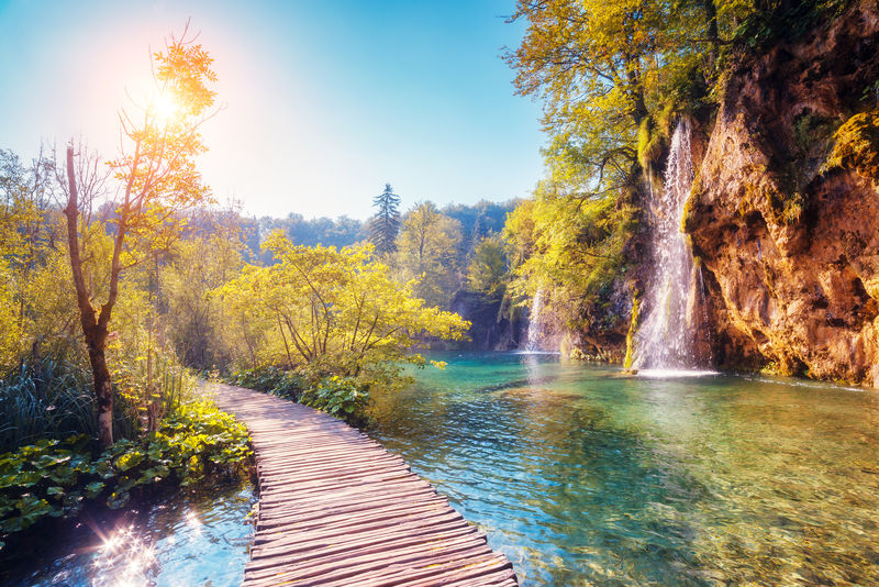 在普里特维茨湖国家公园-您可以欣赏到绿松石水和阳光灿烂的光束-克罗地亚-欧洲-戏剧性的异常场景-美丽世界-复古过滤和复古风格-Instagram调色效果