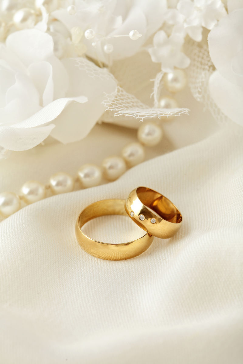 两个结婚戒指-珍珠和鲜花
