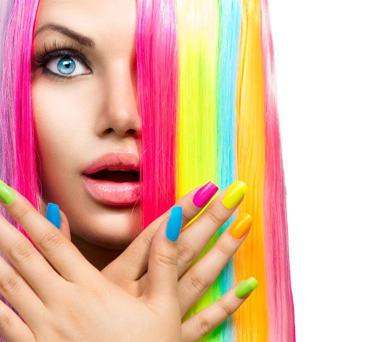 彩妆、头发和指甲油的美女肖像-彩色摄影棚拍摄的惊艳女子面部特写镜头-色彩鲜艳-美甲和发型-彩虹色美甲