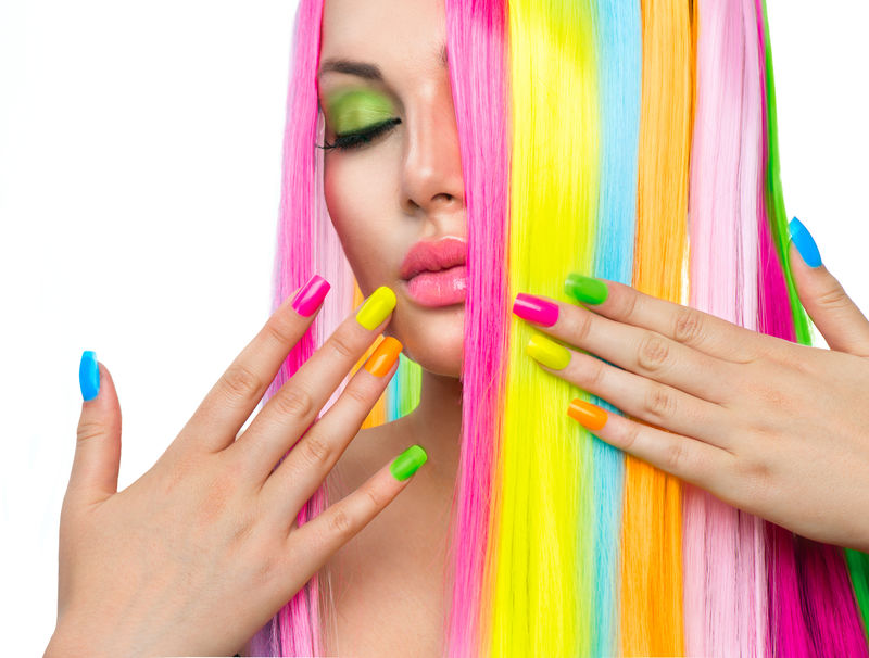 彩妆、头发和指甲油的美女肖像-彩色摄影棚拍摄的女子面部特写镜头-色彩鲜艳-美甲和发型-彩虹色美甲
