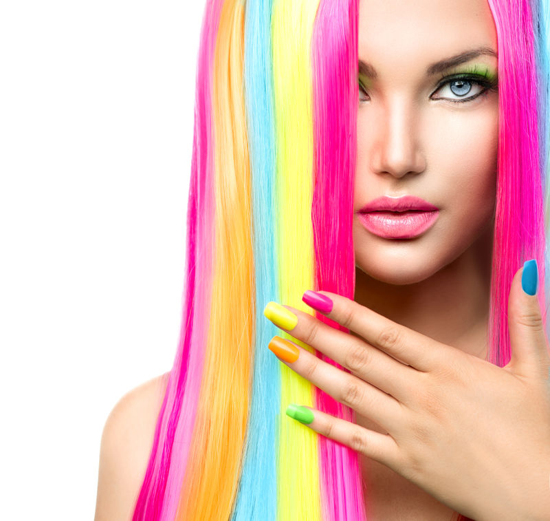 彩妆、头发和指甲油的美女肖像-彩色摄影棚拍摄的女子面部特写镜头-色彩鲜艳-美甲和发型-彩虹色美甲