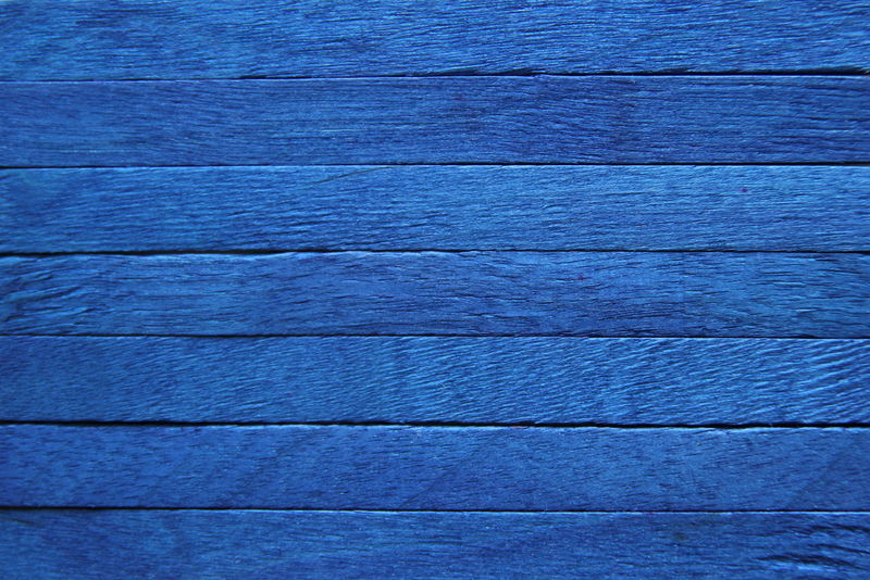 蓝色木质背景。