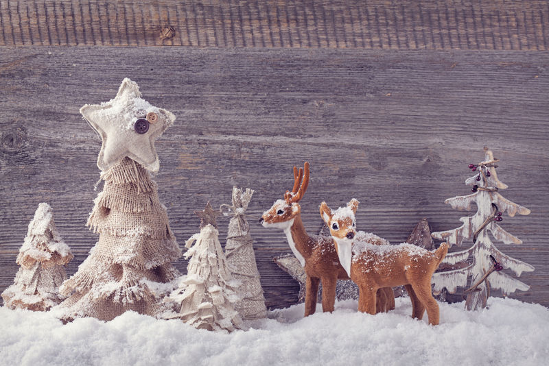 木制背景的圣诞装饰