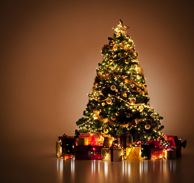 装饰精美的圣诞树-上面有许多礼物