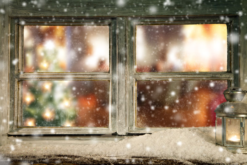 复古木窗俯瞰室内-里面有圣诞树