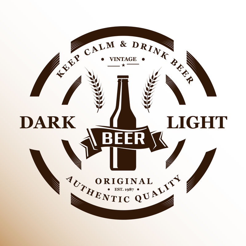 酿造标志、标签、徽章或标志-采用单色复古风格-带有啤酒瓶和色带-文字以白色背景隔离