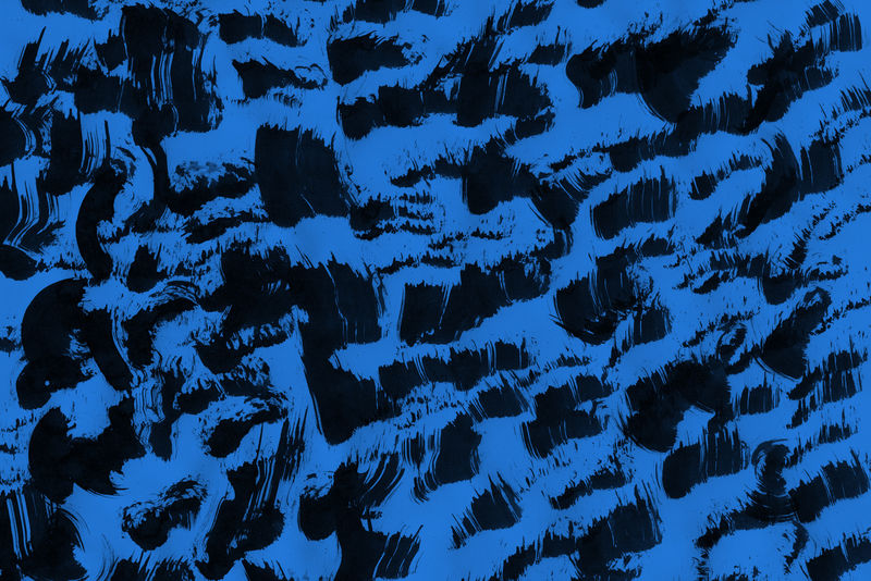 黑色纸张背景上的蓝色墨水和水彩纹理-干刷笔划效果