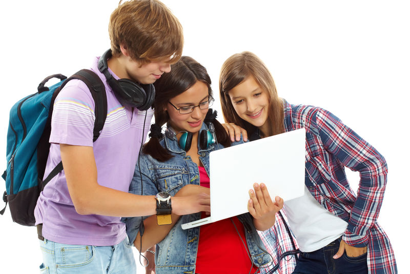 三个用笔记本电脑学习的青少年