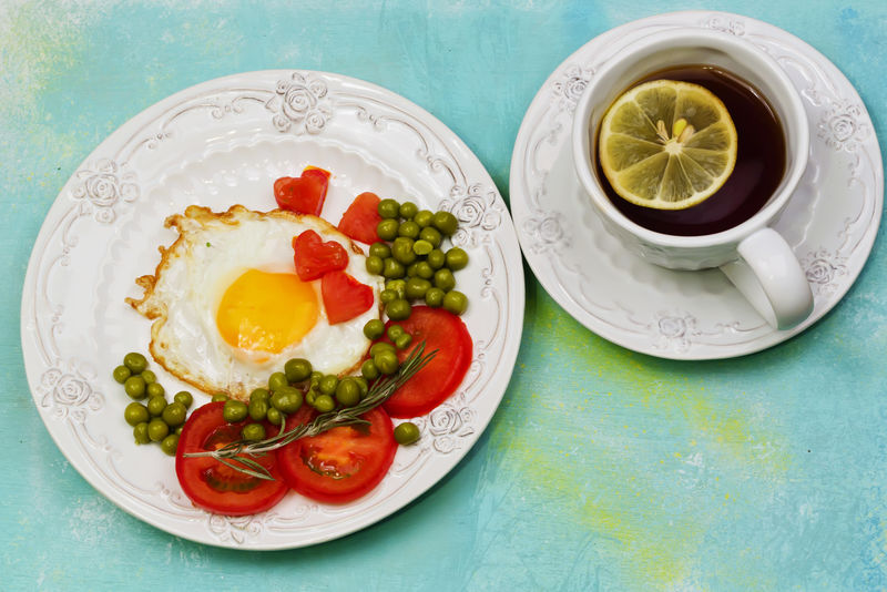 番茄绿豌豆炒鸡蛋柠檬茶早餐健康饮食