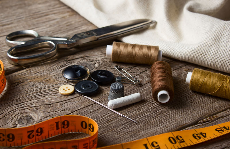 缝纫配件：剪刀、针、木桌顶针