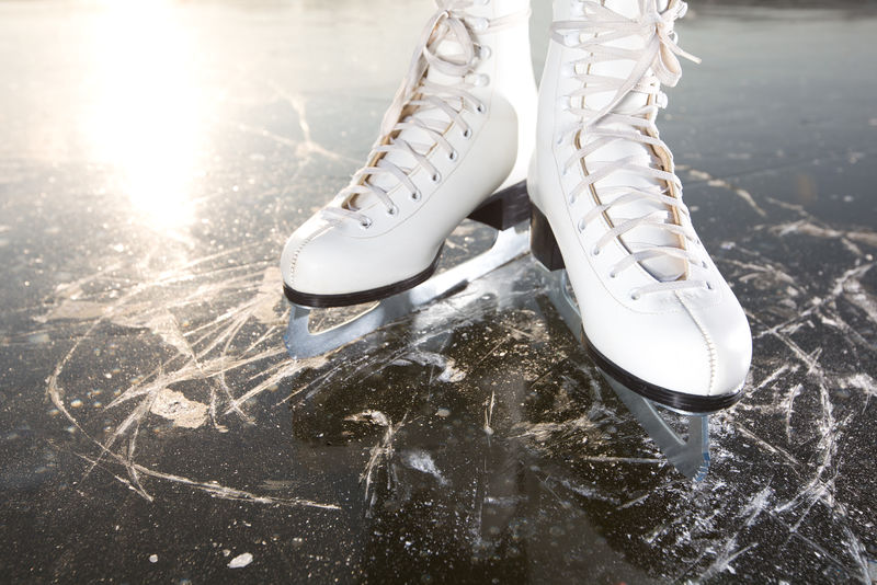 冰上的宽溜冰鞋-后面反射阳光